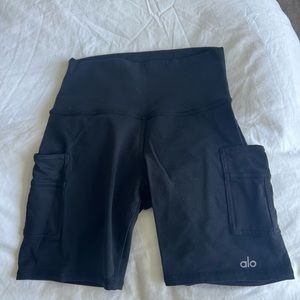 Alo Yoga 5” Airbrush Shorts Size XS With Pockets